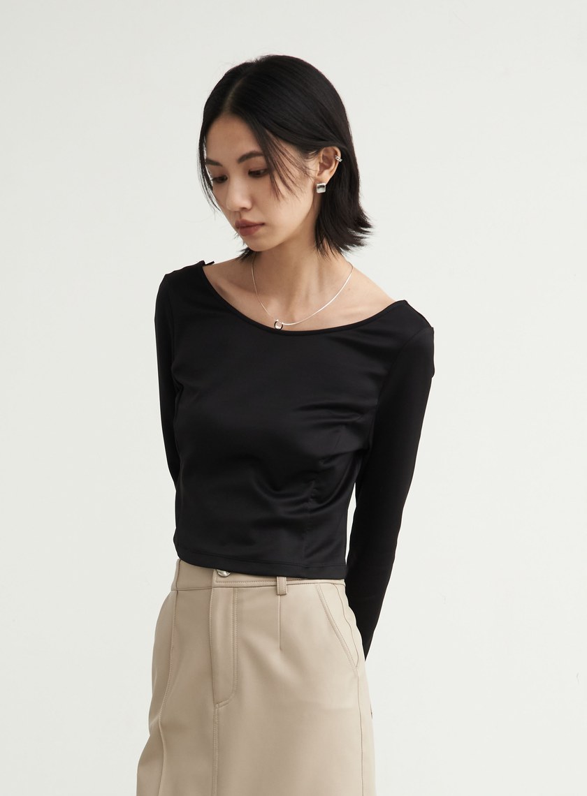 挖背剪裁圓領短版上衣